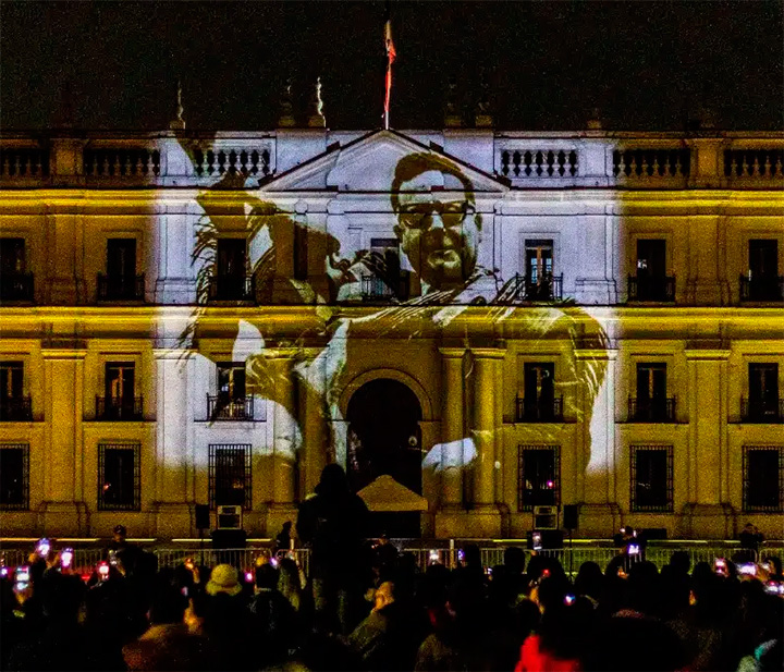 Proyección de una imagen del presidente chileno Salvador Allende sobre la fachada del Palacio de La Moneda. Europa Press